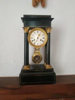 Vecchio orologio a pendolo