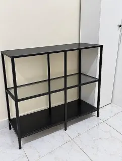 Etagere basse en metal noir et verre