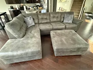 Divano angolare grigio con pouf coordinato