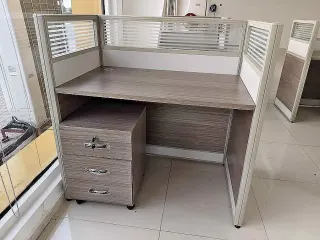 Poste de travail avec caisson a roulettes