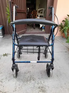 Rollator walker with seat - excellent condition