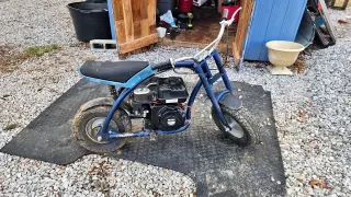 Mini moto blu con motore a scoppio