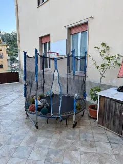 Kids' trampoline with safety net - outdoor