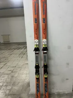 Sci Salomon P30 arancioni con attacchi inclusi