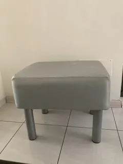 Square grey pouf with metal legs