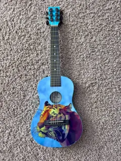Chitarra acustica con grafica leone