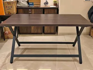 Mesa con patas de metal