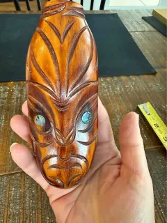 Maschera Maori intagliata in legno