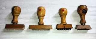 Set de 4 tampons vintage en bois avec poignées tournées