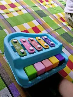 Spielzeug-Klavier und Xylophon in einem
