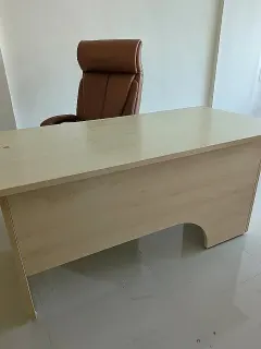 Chefschreibtisch aus hellem Laminat