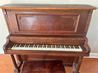 Piano droit ancien en acajou