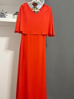 Robe longue rouge a effet cape