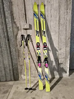 Skis Rossignol jaunes avec fixations + bâtons