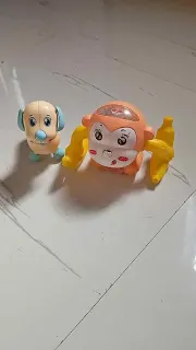 Dos juguetes de pilas, perro y mono