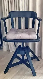 Chaise pivotante noire avec coussin