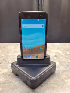Smartphone Android con base di ricarica