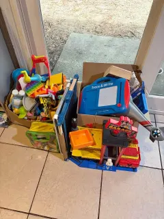 Stock giochi: lavagna magnetica, garage, set vari