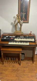 Organo elettronico vintage con pedaliera