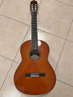 Guitare classique en bois verni orange