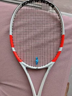 Raqueta de tenis Babolat con antivibrador