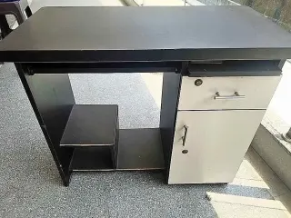 Computertisch mit Schublade und Tür