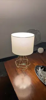 Lampada da tavolo base geometrica dorata