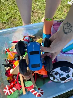 Macchinina monster truck blu e giochi assortiti