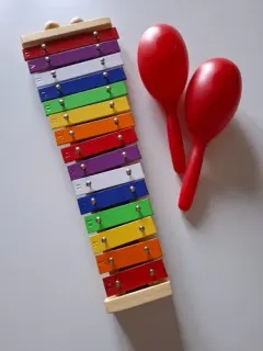 Xilofono colorato per bambini con maracas rosse