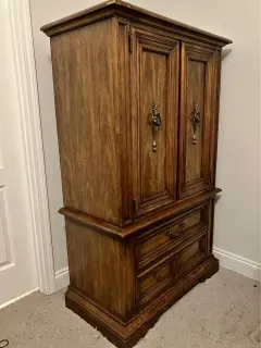 Armoire classique en noyer avec tiroirs