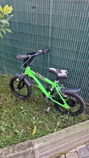 Green 16-inch boys' bicycle - with stabilisers