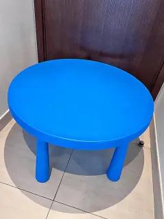 Petite table ronde bleue en plastique