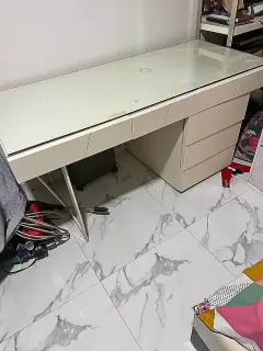 Escritorio lacado con tablero de cristal
