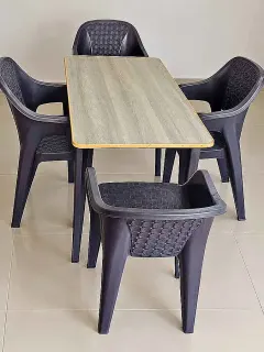 Mesa con cuatro sillas de cocina