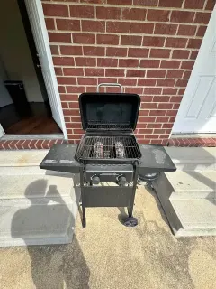 Barbecue a gas con carrello e ruote