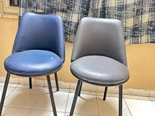 Zwei Kunstlederstühle mit Metallbeinen