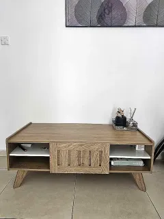 Meuble bas en bois clair avec niches