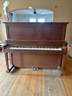 Pianoforte verticale in legno scuro