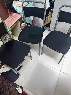 Trois chaises noires a pieds metal