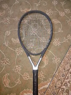 Raquette de tennis noire et argent