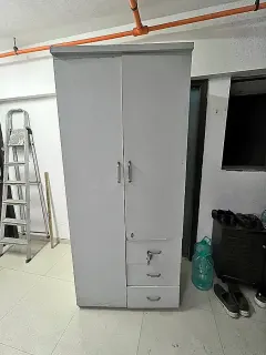 Kleiderschrank mit zwei Türen und Schubladen
