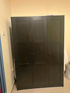 Armoire trois portes en bois brun fonce