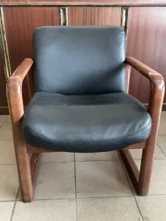 Poltrona da ufficio ecopelle nera struttura in legno