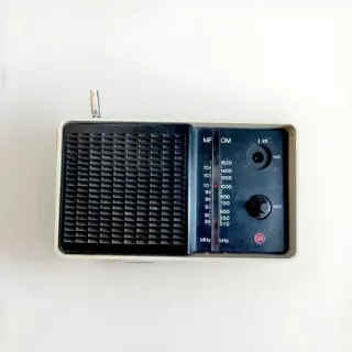 Vintage portable pocket AM/FM radio