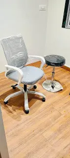 Silla de oficina y taburete giratorio