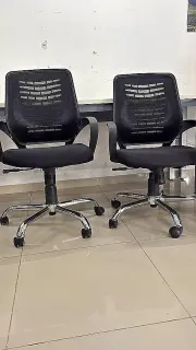 Dos sillas de oficina iguales