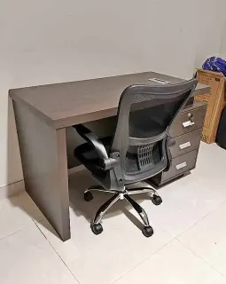 Bureau fonce avec caisson et fauteuil