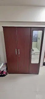Kleiderschrank mit drei Türen und Spiegel