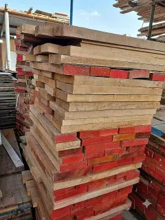 Lot de planches et chevrons en bois