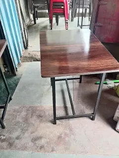 Mesa rectangular con patas de hierro